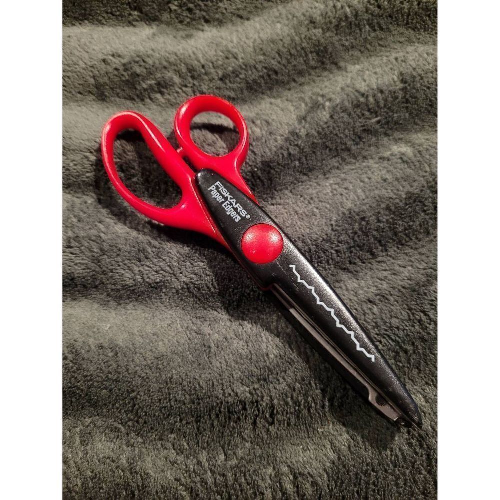 Fiskars Paper Edge Scissors- Heartbeat Paper Edgers